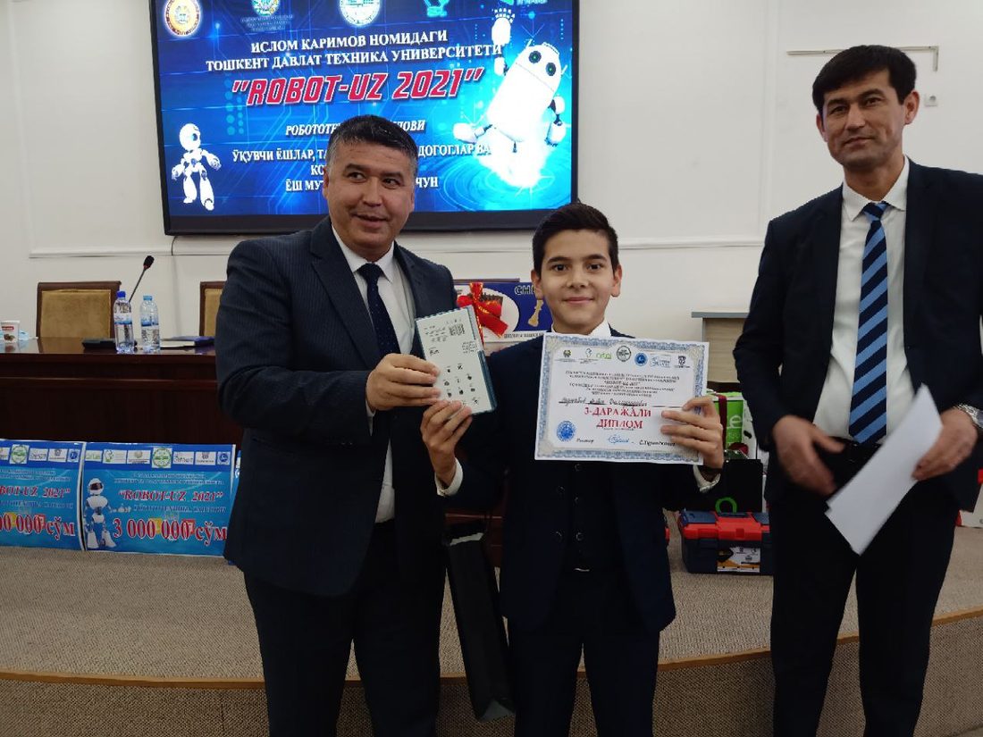 Asadbek receiving Robot-UZ 2021 diploma and Artel Quadro Pro phone