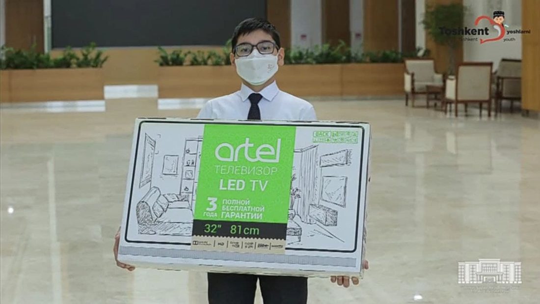 Asadbek holding the Artel TV prize from the Toshkent Yoshlarni Sevadi contest